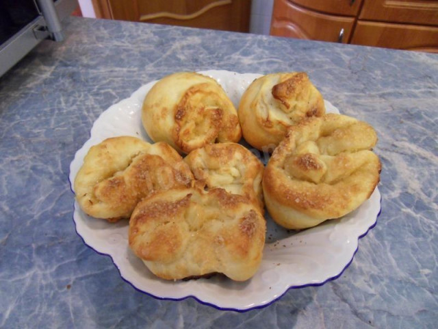 Sweet rolls with yeast and milk