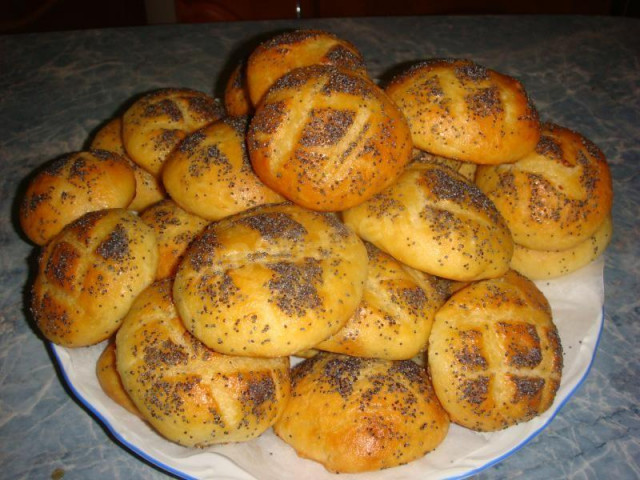 Garlic buns with poppy seeds