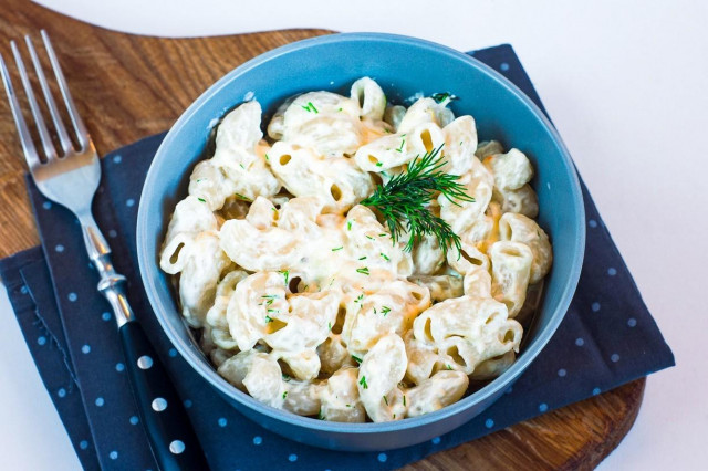 Pasta in sour cream with cheese