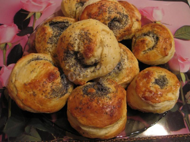 Yeast poppy seed buns