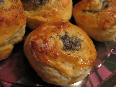 Yeast poppy seed buns