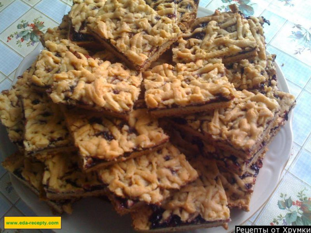 Shortbread pie with jam, grated