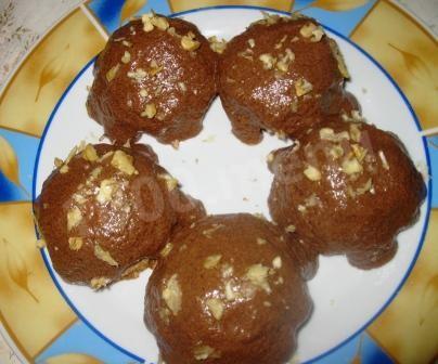 Icing for a cake with nut balls