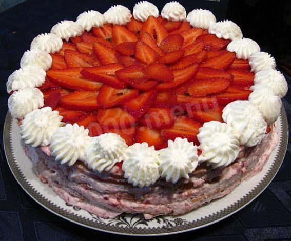 Berry cake with strawberries in condensed milk