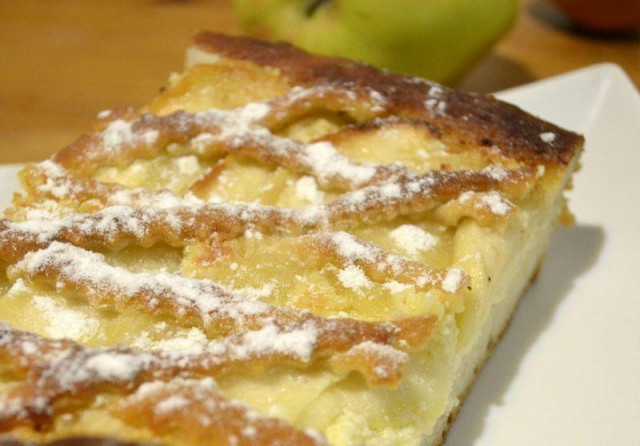 Apple pie with cottage cheese and lemon