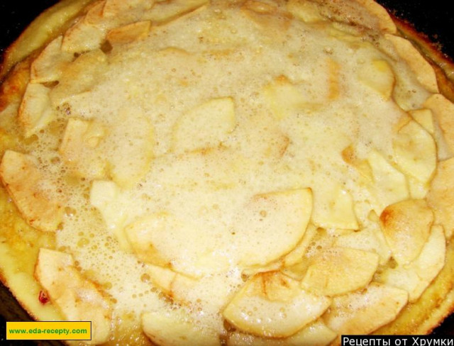 Tsvetaevsky apple pie with cinnamon