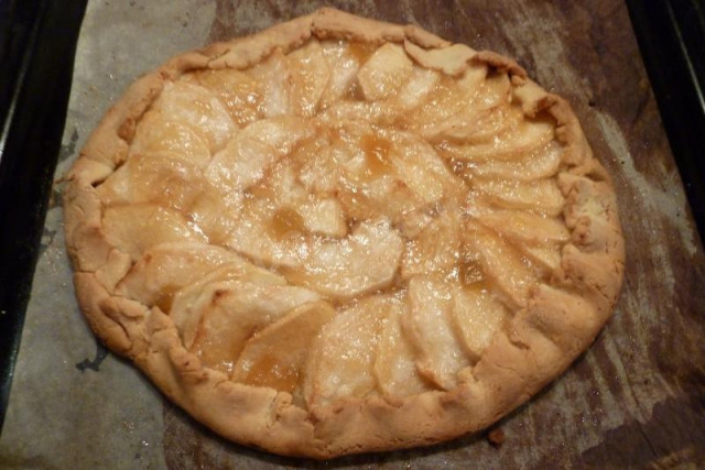 French apple pie with apricot jam