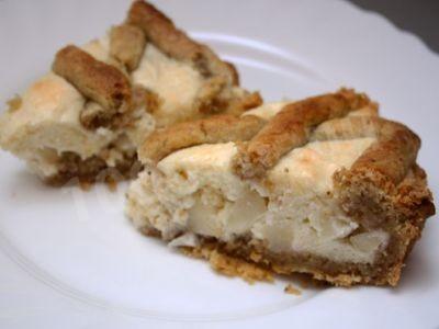 Cottage cheese pie with raisins and dried fruits