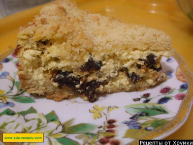 Cottage cheese pie with raisins and dried fruits