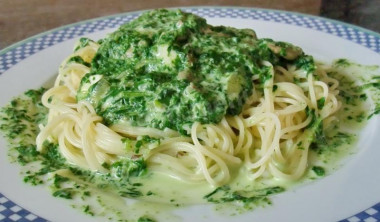 Pasta with spinach in cream sauce