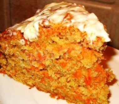 Large carrot cake with vanilla and cinnamon