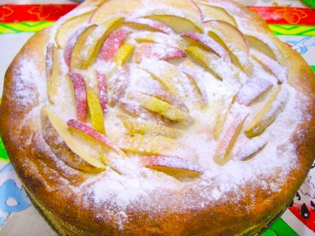 Apple pie with creamy filling on yeast dough