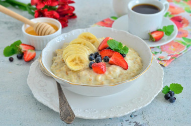 Oatmeal porridge with banana