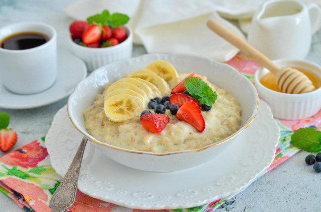 Oatmeal porridge with banana