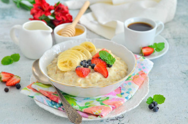 Oatmeal porridge with banana