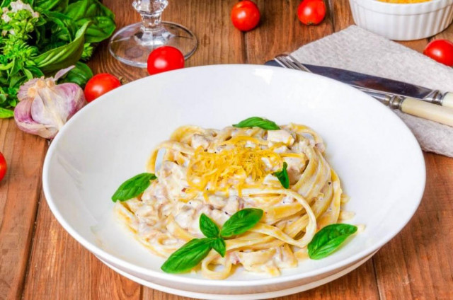 Fettuccine pasta with chicken in cream sauce