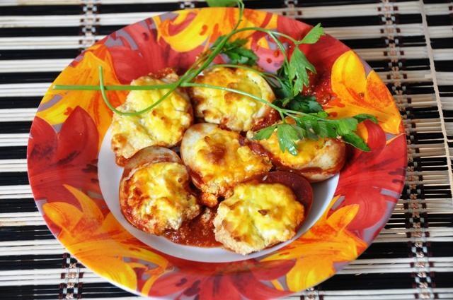 Baked eggs with cheese in Polish