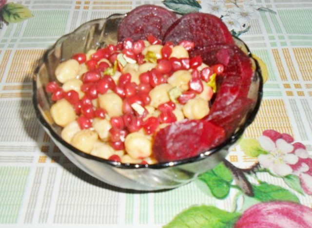 Salad with chickpeas, beetroot and pomegranate