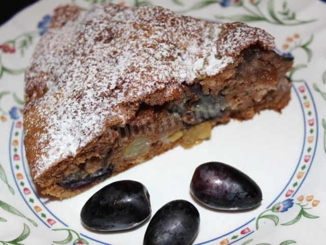 Pie with grapes