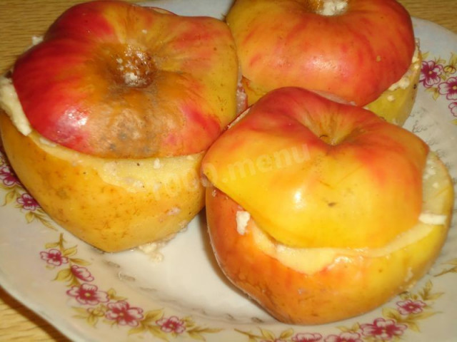 Baked apples with cottage cheese and cinnamon for breakfast