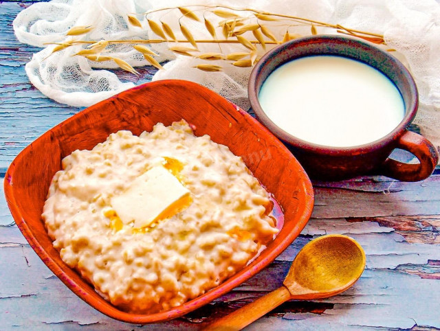 Herculean porridge in a slow cooker with milk