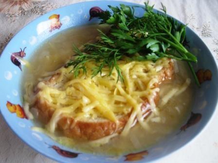 Onion soup with cheese and croutons