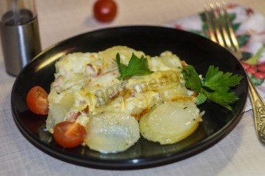 Potatoes with smoked chicken in the oven