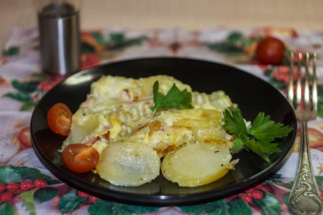 Potatoes with smoked chicken in the oven