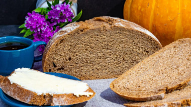 Whole grain bread on potato broth in the oven