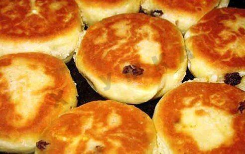 Tender cheesecakes in the oven with raisins