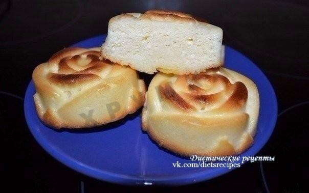 Airy cheesecakes in the oven with stevia, sour cream and semolina