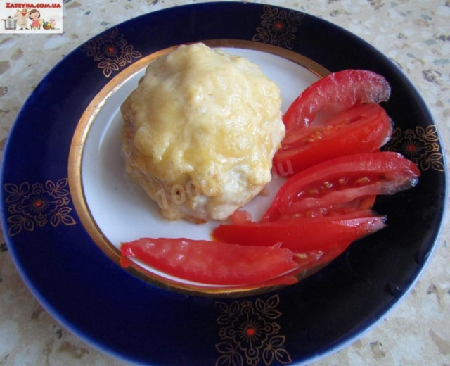 Minced chicken balls with cheese in the oven