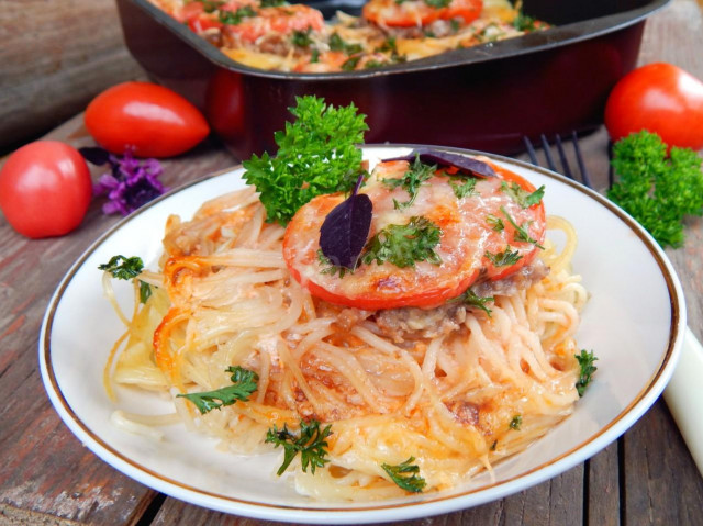 Spaghetti with minced meat, tomatoes and cheese in the oven
