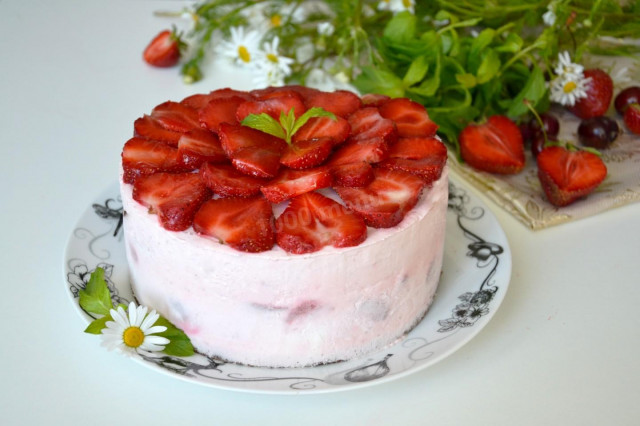 Cake with strawberry cream and strawberries