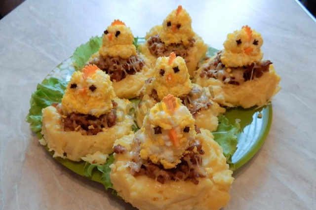 Potato nests with roosters in the oven