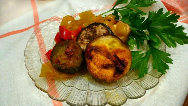 Eggplant in oven with bell pepper, turmeric and spices