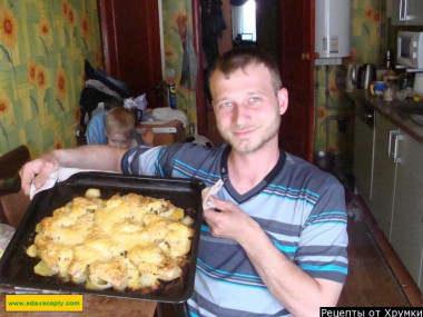 potatoes with chicken wings and cheese in the oven