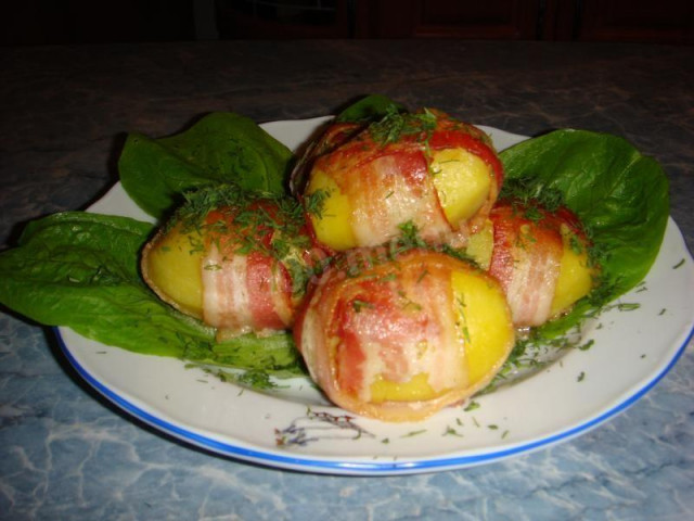 Potatoes stuffed in the oven with bacon