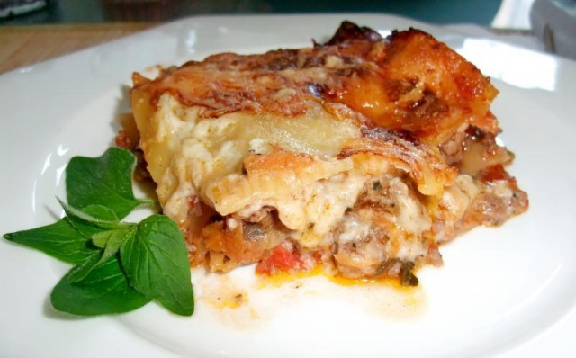 Lasagna with minced bechamel homemade in the oven