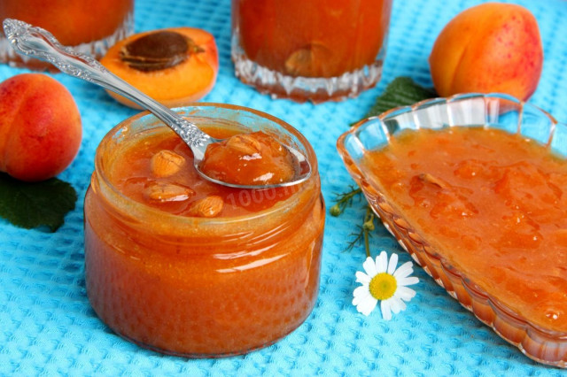 Apricot jam with pitted kernels for winter