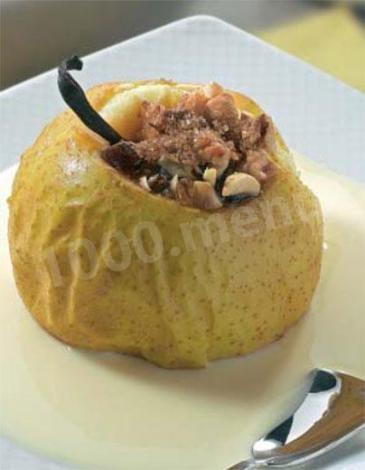 Baked apples with sugar, cinnamon and cloves in the oven