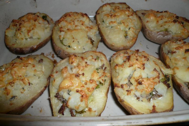 Potatoes stuffed with ground beef with broccoli in the oven