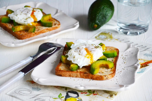 Poached egg with avocado