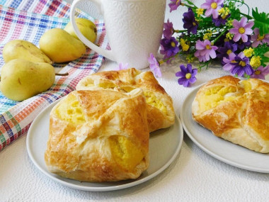 Puff envelopes with pear and cottage cheese