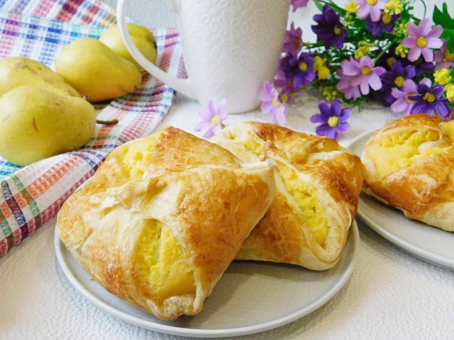 Puff envelopes with pear and cottage cheese