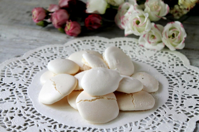 Flat meringues for cake filling