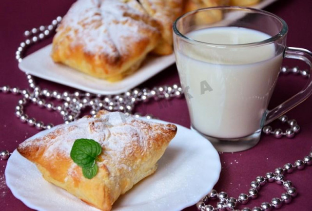 Puff pastry apple envelopes without eggs