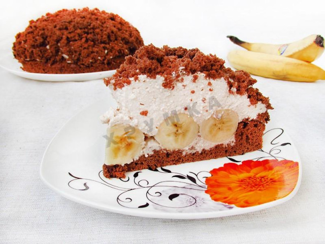 Molehill cake with bananas