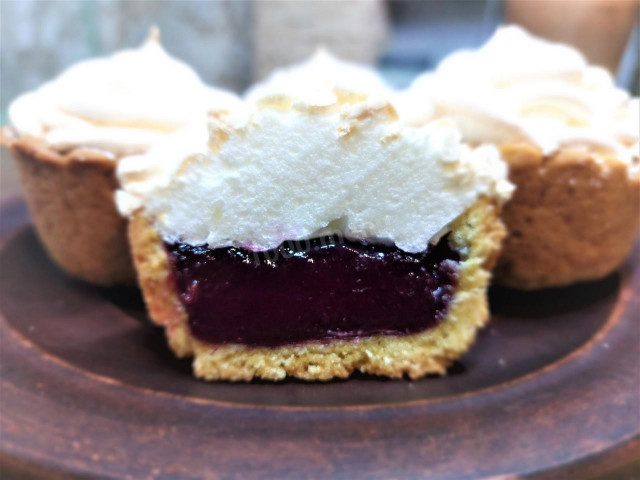 Shortbread cake with creamy blackcurrant puree