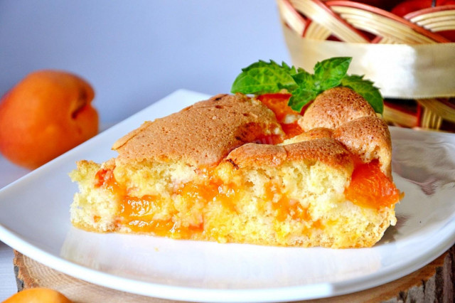 Sponge apricot pie without butter